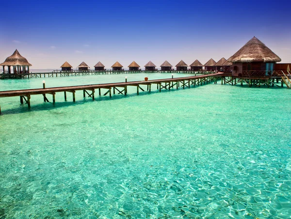 Isla en el océano, villas sobre el agua —  Fotos de Stock