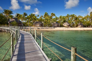 ahşap köprü tropik adada sahil deniz görüntüleyin..