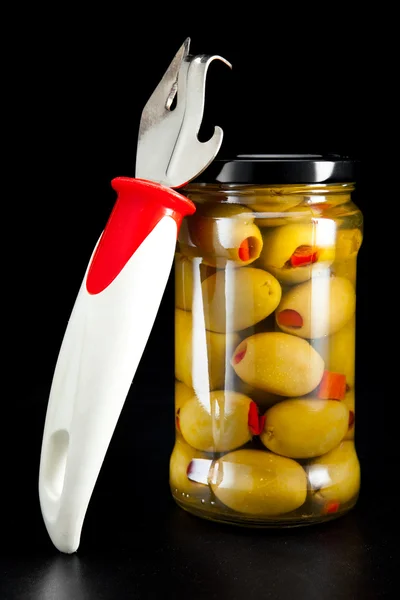 Cam kavanoz konserve zeytin ve konserve açacağı ile — Stok fotoğraf
