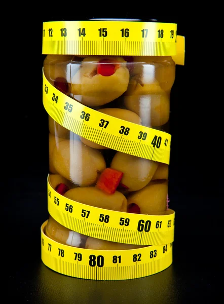Azeitonas e fitas de medição - alimentos saudáveis — Fotografia de Stock
