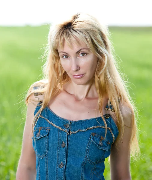 Young woman in the field — Stock Photo, Image