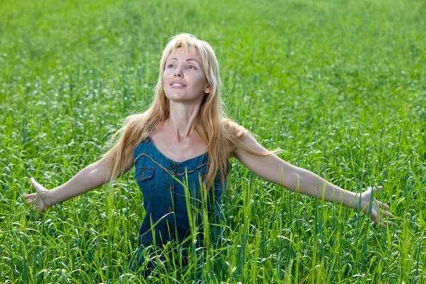 Feliz joven en el campo de las orejas verdes —  Fotos de Stock