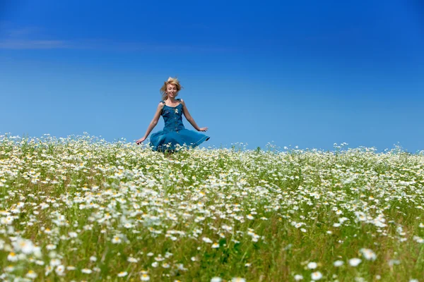 The happy young woman in the field of camomiles — Stock Photo, Image