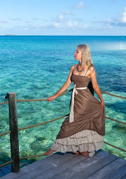 La jeune femme en robe longue sur une plage tropicale. Polynésie. Île de Tikehau . — Photo