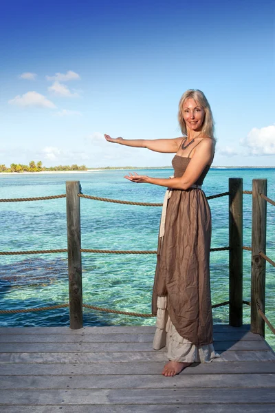 The beautiful woman suggests to swim in the sea — Stock Photo, Image