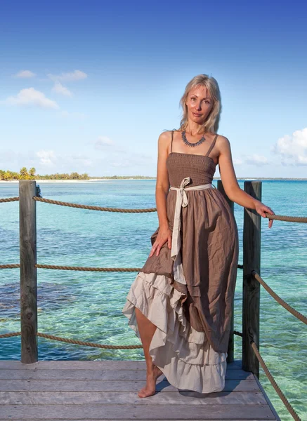 La joven hermosa mujer en una plataforma de madera sobre el mar —  Fotos de Stock