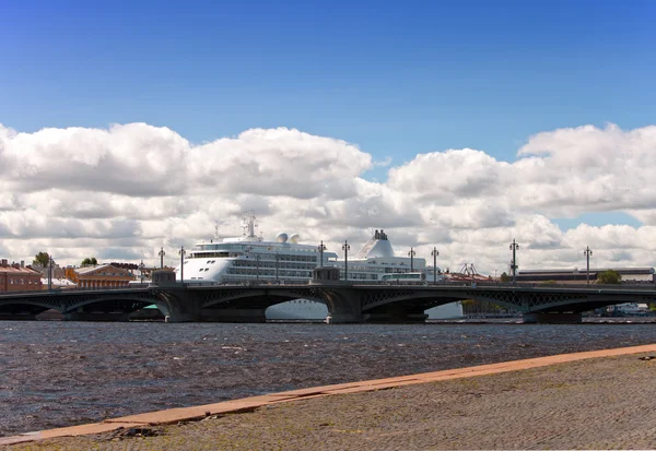The big cruising liner on the Neva River. Petersburg. Russia. — Stock Photo, Image
