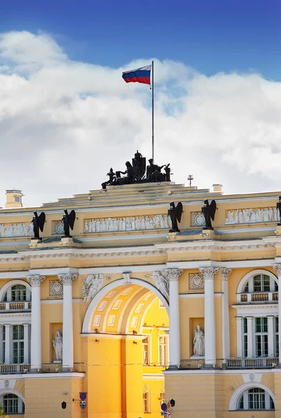 Rusland, Sint-petersburg, palace square, boog van algemene leger personeel gebouw — Stockfoto