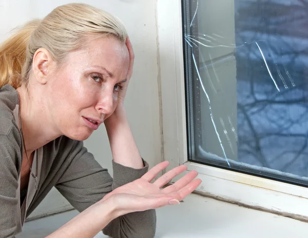 Η νοικοκυρά κραυγές, κακή ποιότητα Διπλός-βερνικωμένο παράθυρο έχει σκάσει λόγω κρύου καιρού — Φωτογραφία Αρχείου
