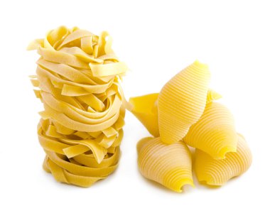 beyaz zemin üzerinde makarna