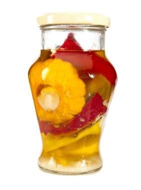 bir cam kavanoza marinaded domates dolması