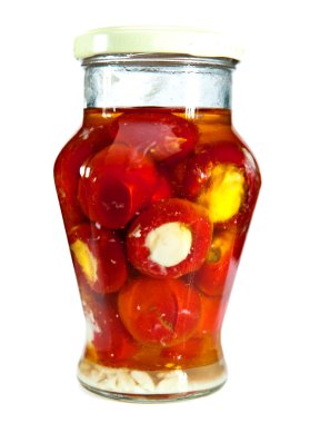 bir cam kavanoza marinaded domates dolması