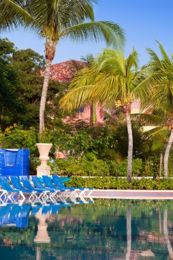 boş sandalye havuzu yakınlarında