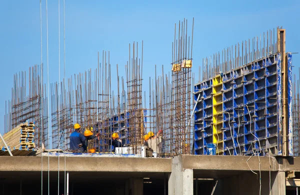 Gedung. Pemasangan aksesoris sebelum diisi dengan beton — Stok Foto