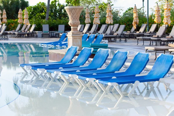 Cadeiras de praia vazias perto da piscina — Fotografia de Stock