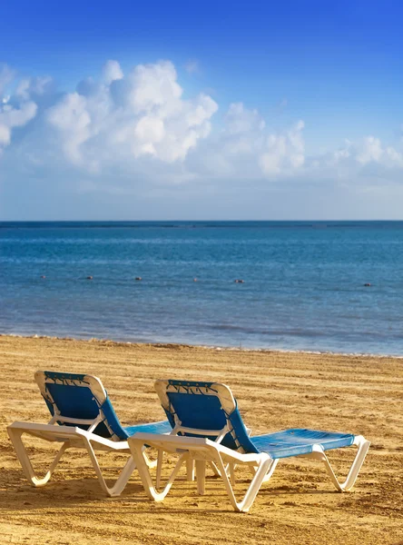 Zwei Liegestühle am Strand - Stockfotografie: lizenzfreie Fotos