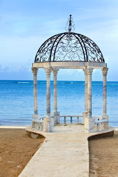 Pavillon mit Blick auf das Meer — Stockfoto