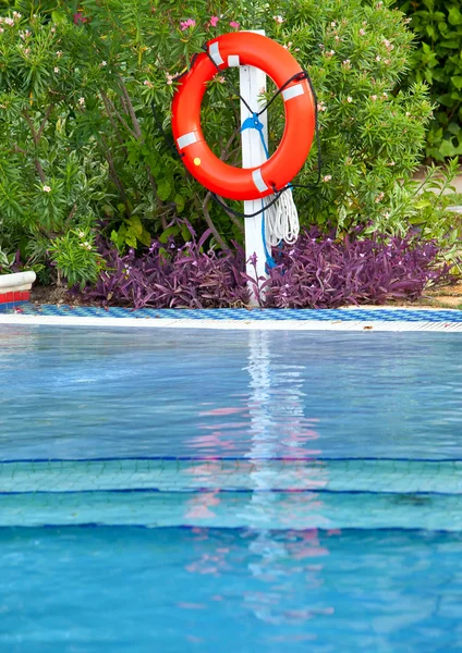 Rettungsring in der Nähe des Pools — Stockfoto