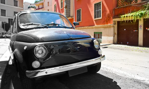 De oude auto op de straat van rome — Stockfoto