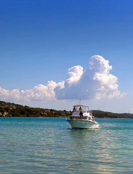 Motorbåt i havet. Jamaica — Stockfoto