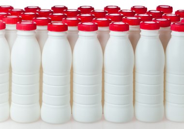 Kırmızı kapaklı yoğurt şişeler