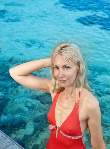 La joven hermosa mujer en una plataforma de madera sobre el mar —  Fotos de Stock