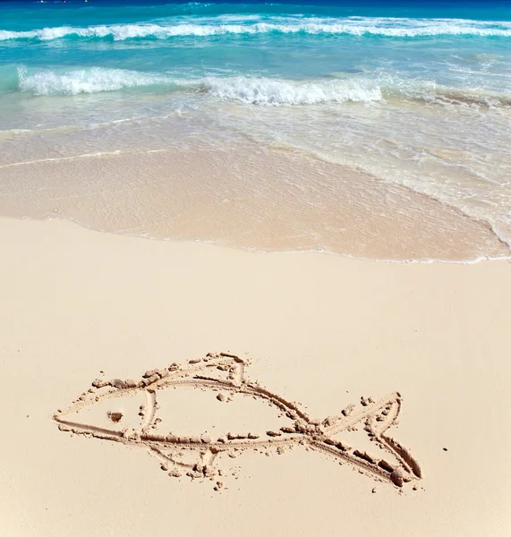 Kinderbild auf Sand - ein kleiner Fisch — Stockfoto