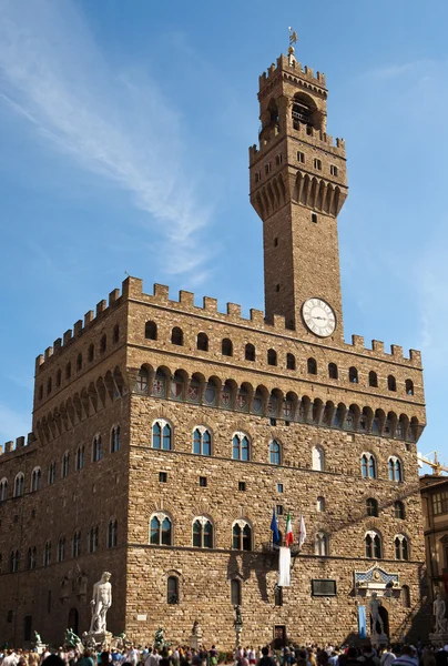 Часовая башня Старого дворца (Palazzo Vecchio) на площади Синьории, Флоренция (Италия) ). — стоковое фото