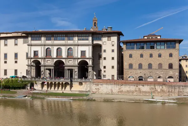 Italien. Florenz. Alte Häuser am Ufer des Flusses Arno — Stockfoto