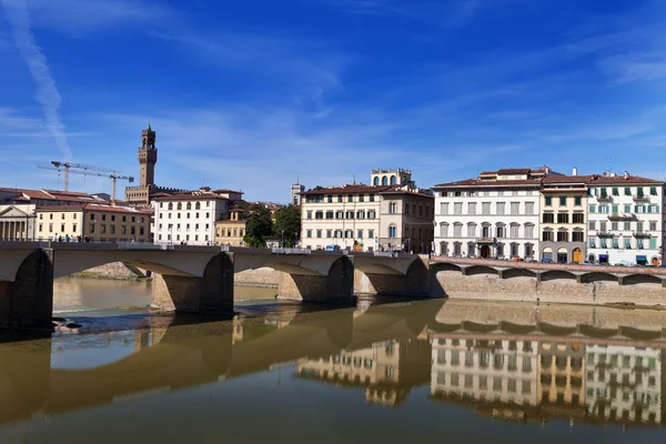 View Floransa. arno Nehri üzerinde köprü — Stok fotoğraf