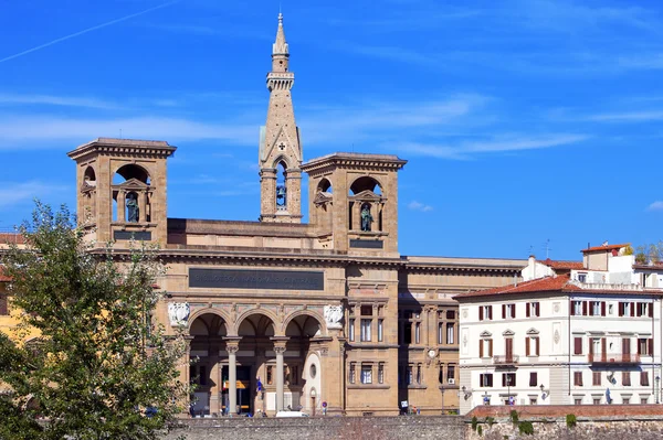 Italien. Florenz. das antike Gebäude der Nationalbibliothek am Ufer des Flusses Arno — Stockfoto