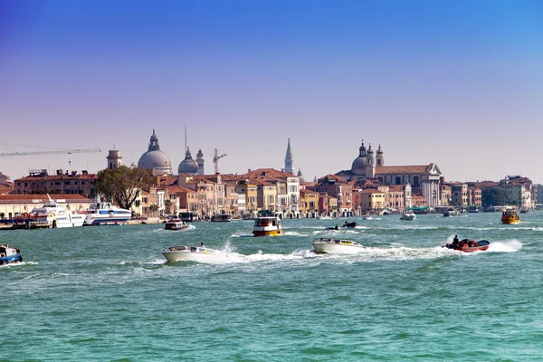 Canal Grande con barche, Venezia, Italia — Foto Stock