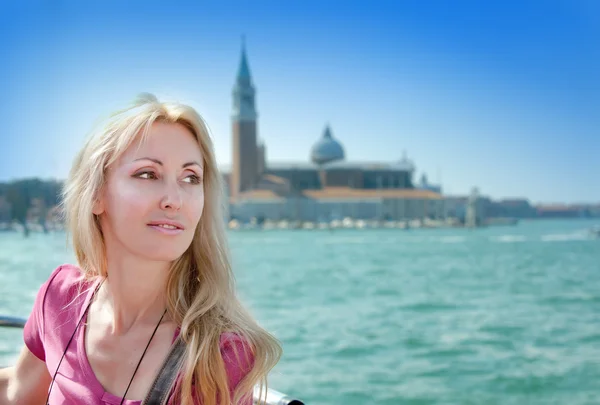 Portrait of the young woman on Canal Grande and Bell tower of St Mark's Basilica backgraund. Venice, Italy — Stock Photo, Image