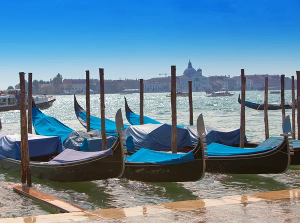 Италия. Венеция. Гондолы на Большом канале — стоковое фото