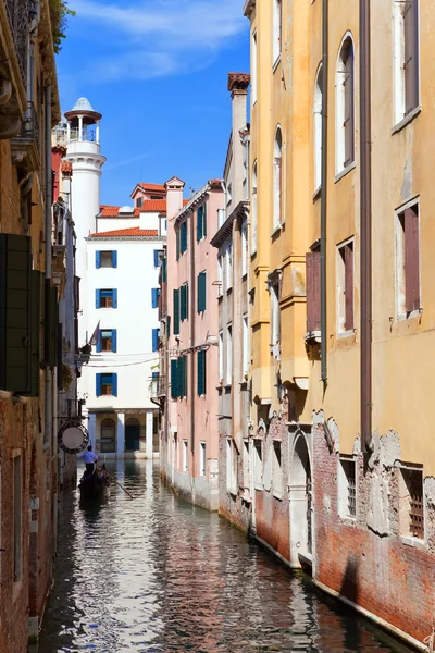 Rua estreita. Casas sobre o canal. Veneza — Fotografia de Stock