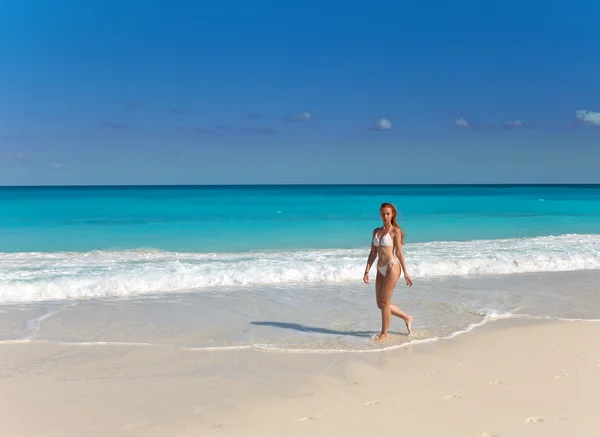 Ung kvinna går på oceanen kusten — Stockfoto