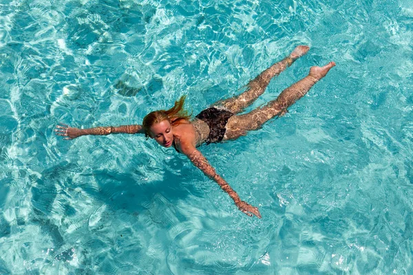 Жінка плаває в морі — стокове фото