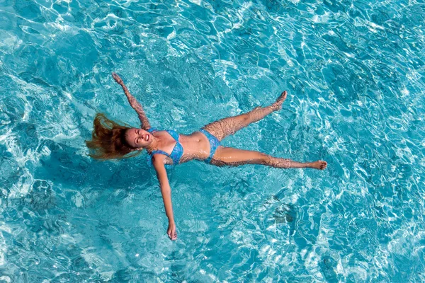 Die Frau schwimmt im Meer — Stockfoto