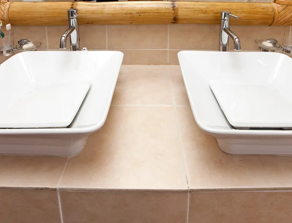 Intérieur standard de la salle de bain — Photo