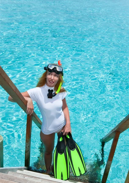 Mulher bonita nova com nadadeiras, máscara e tubo. Maldivas . — Fotografia de Stock