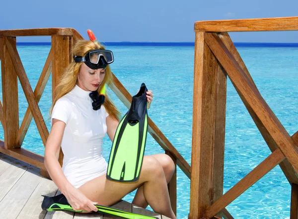 Young pretty woman with flippers, mask and tube. Maldives. — Stock Photo, Image