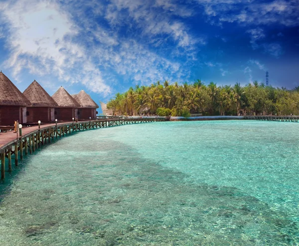 Island in ocean, overwater villas — Stock Photo, Image