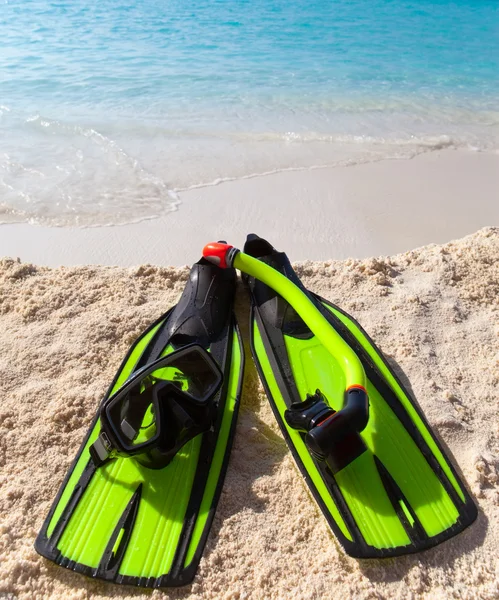 Mask, flippers, tube-lay on sand on background of ocean — Stock Photo, Image