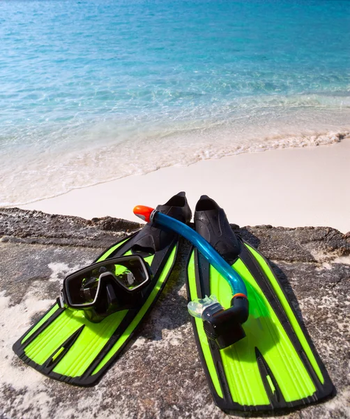 Masque, palmes, pose de tube sur le sable sur fond d'océan — Photo