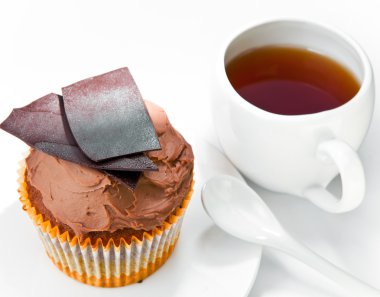 Çikolatalı kek ve bir fincan çay.