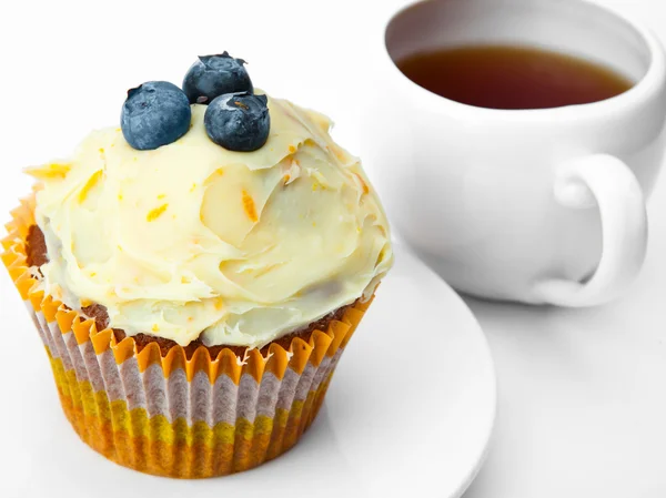 フルーツ ケーキと紅茶のカップ — ストック写真