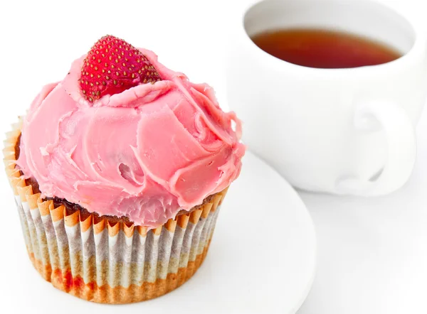 Obstkuchen mit Erdbeere und einer Tasse Tee — Stockfoto