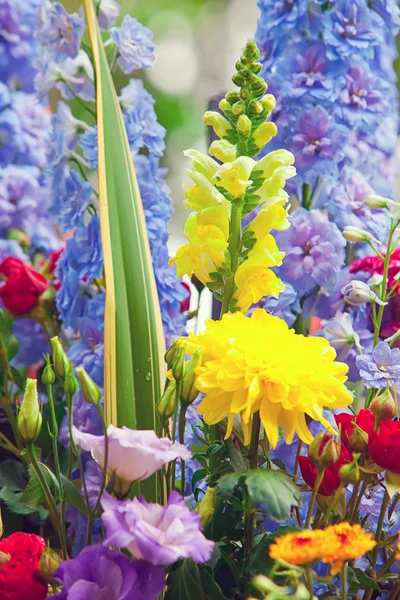 Farklı çiçeklerden yapılmış parlak renkli buket — Stok fotoğraf