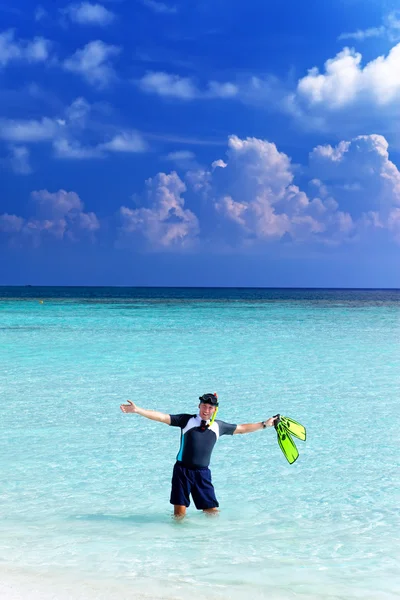 Hombre en el mar con el equipo para un snorkel —  Fotos de Stock