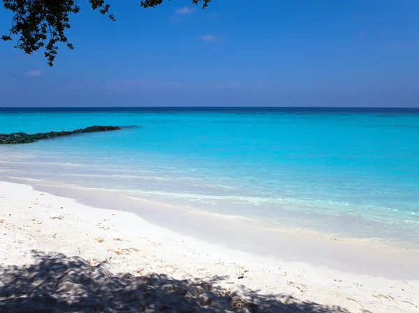 Isola in oceano, Maldive. — Foto Stock